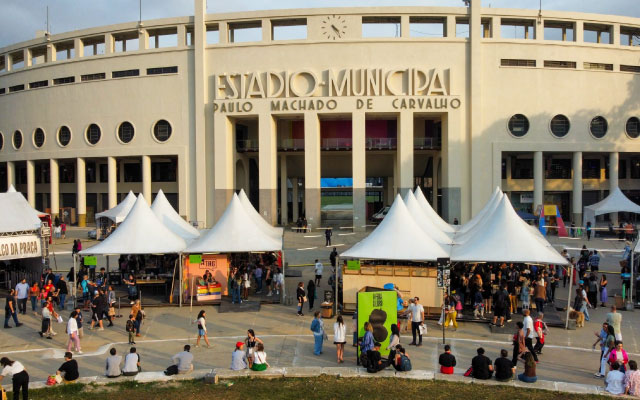 Foto oficial d'A Feira do Livro, festival literário com diversas tendas de editoras