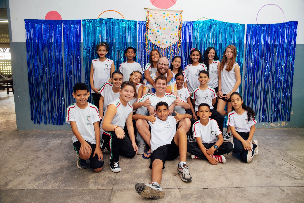 Helder Guastti com alunos
