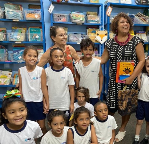 Sonia Rosa com seus pequenos leitores de Os tesouros de Monifa
