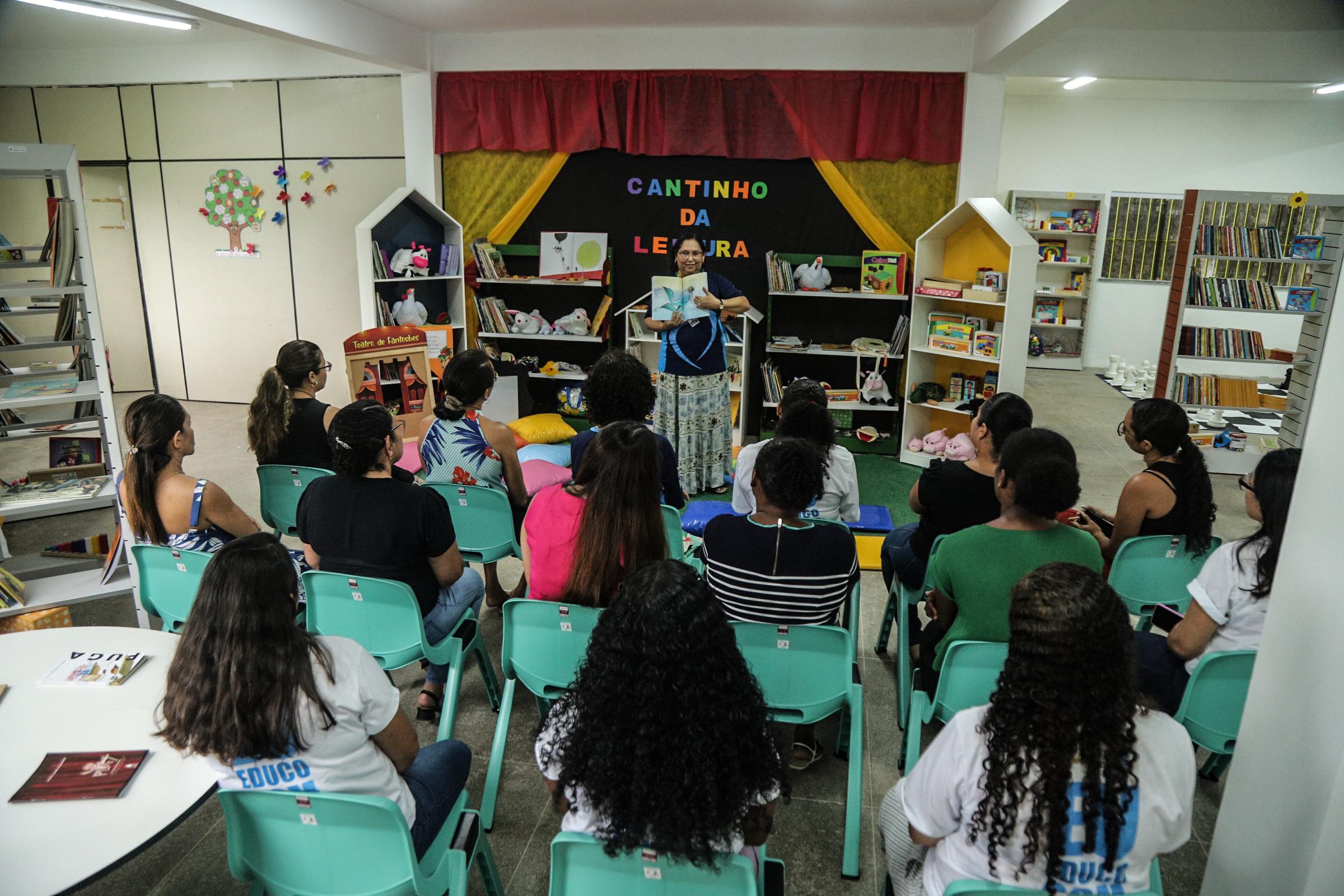 A professora Zenaide em mediação de leitura
