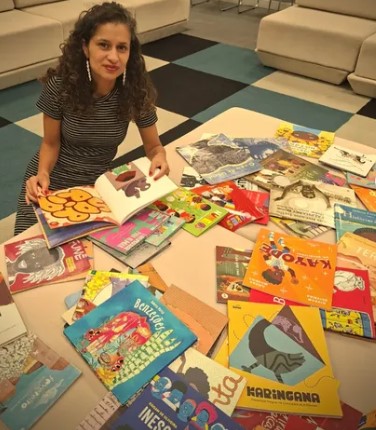 A professora Juliana no meio de sua grande paixão: os livros ilustrados