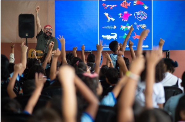 Tino Freitas em um show com canções e histórias