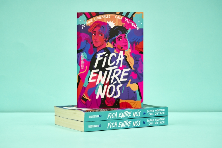 Fica entre nós - Sophie Gonzales e Cale Dietrich - Grupo Companhia das